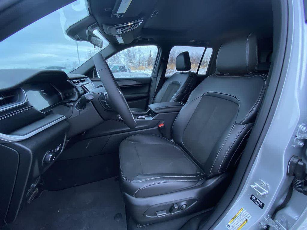 new 2025 Jeep Grand Cherokee car, priced at $43,305