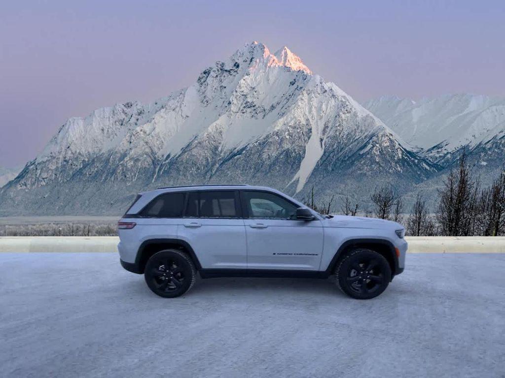 new 2025 Jeep Grand Cherokee car, priced at $43,305