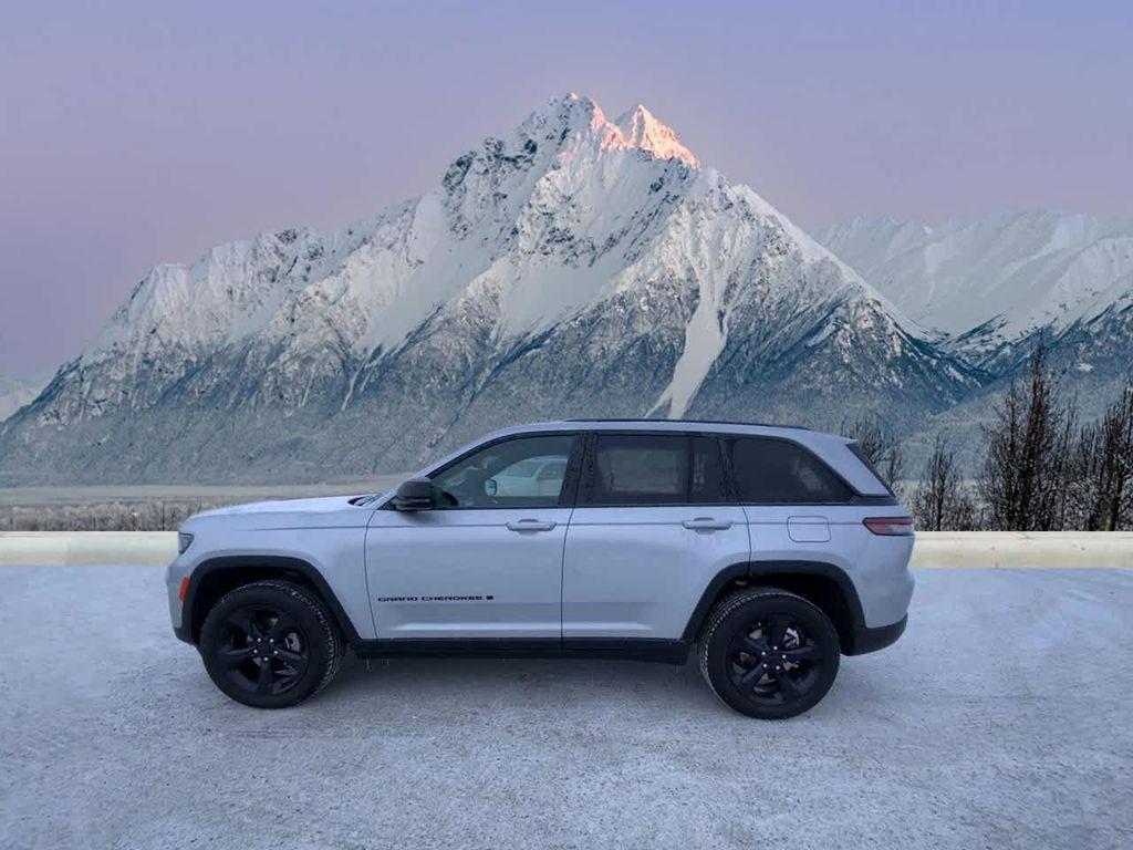 new 2025 Jeep Grand Cherokee car, priced at $43,305