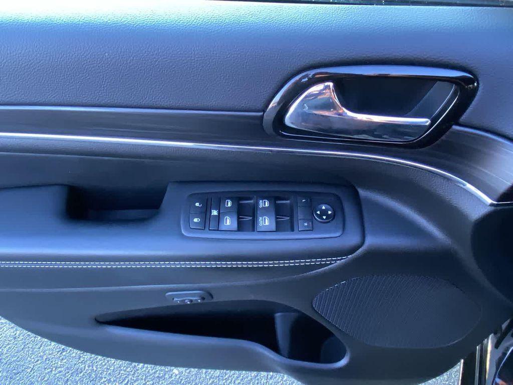 used 2021 Jeep Grand Cherokee car, priced at $34,490