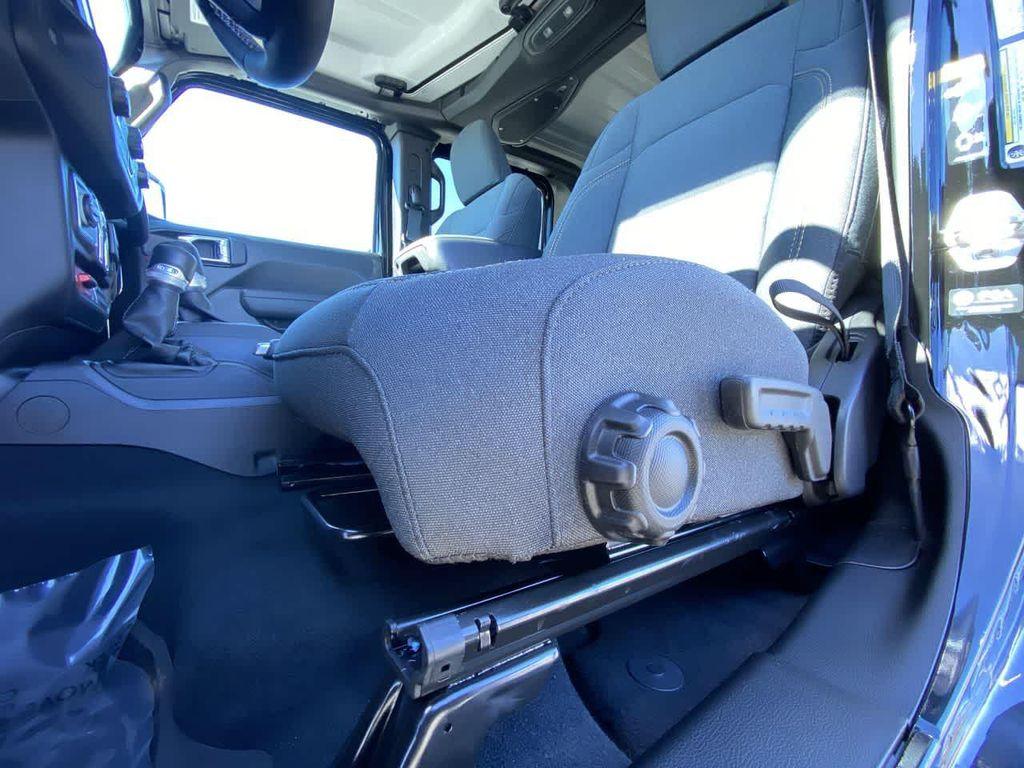 new 2025 Jeep Gladiator car, priced at $43,928