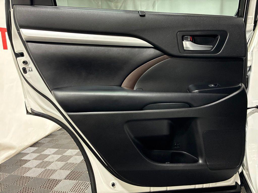 used 2019 Toyota Highlander Hybrid car, priced at $31,000
