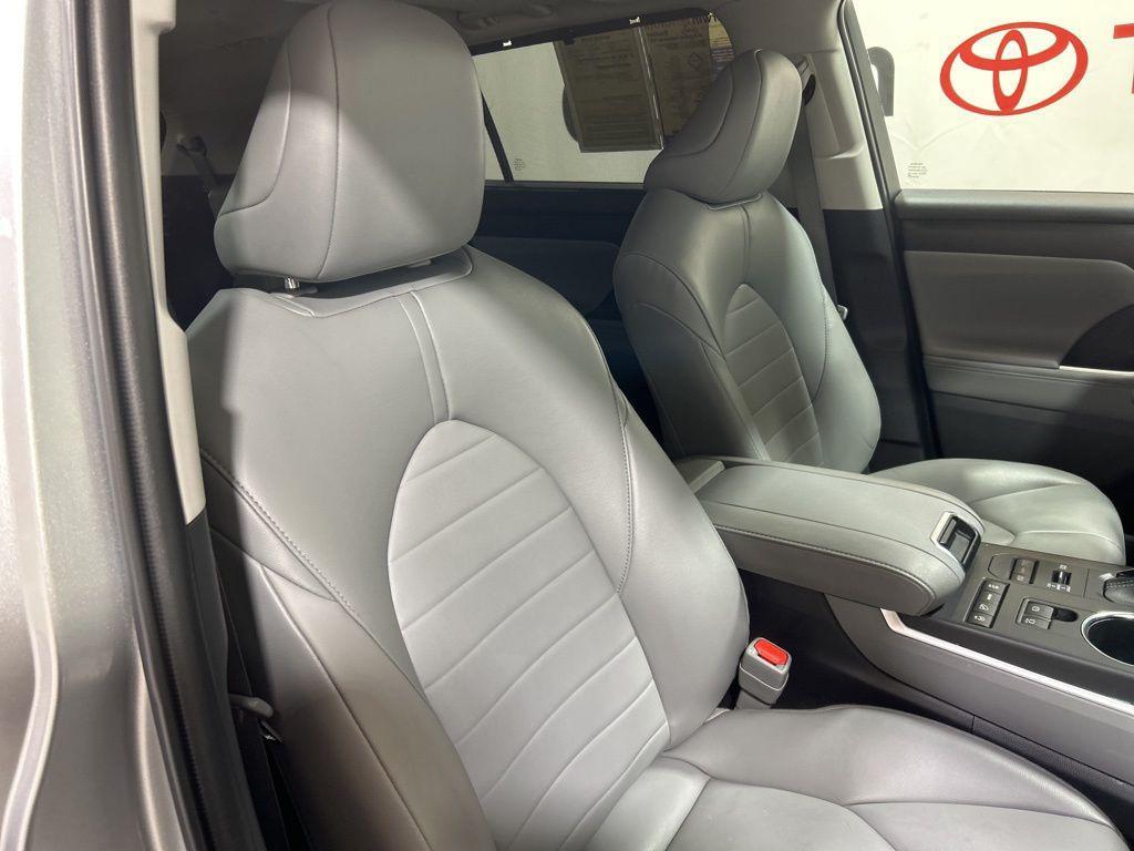 used 2022 Toyota Highlander car, priced at $35,550