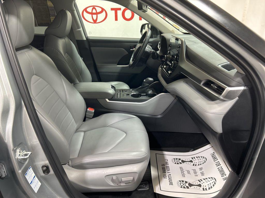 used 2022 Toyota Highlander car, priced at $35,550