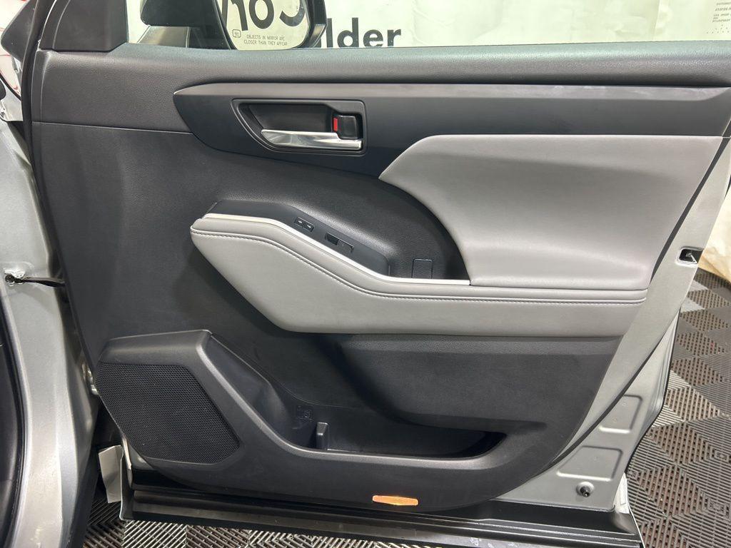 used 2022 Toyota Highlander car, priced at $35,550