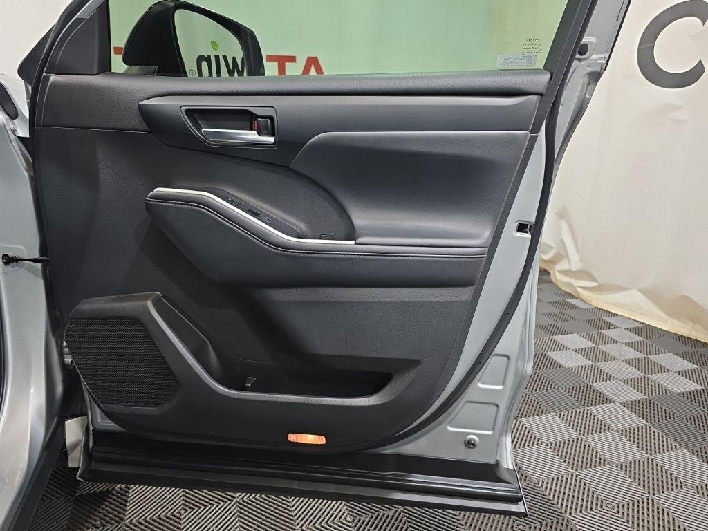 used 2021 Toyota Highlander car, priced at $29,550