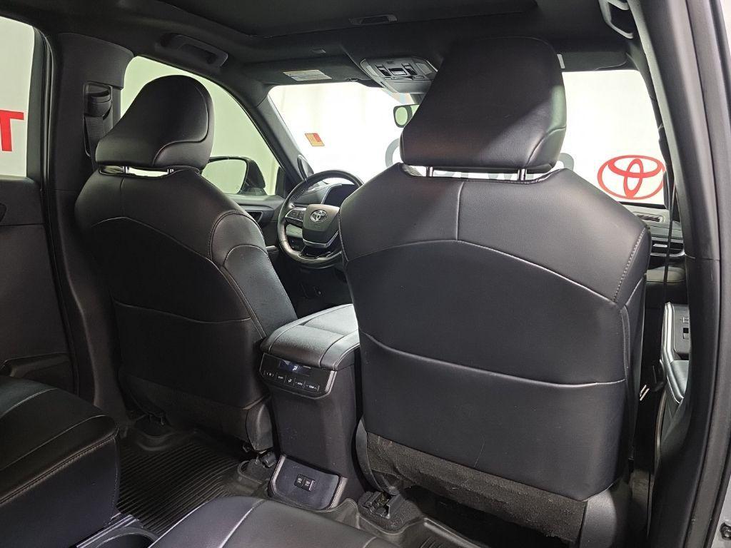 used 2021 Toyota Highlander car, priced at $29,550