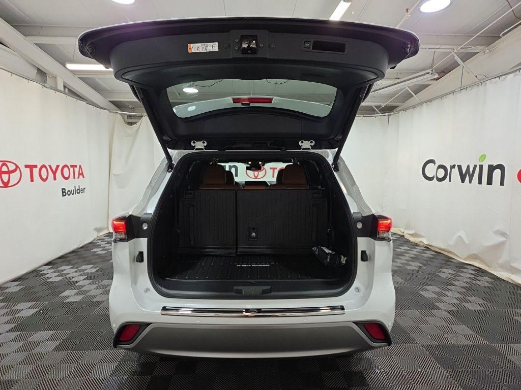 new 2026 Toyota Highlander Hybrid car, priced at $58,033