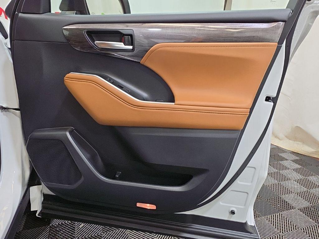 new 2026 Toyota Highlander Hybrid car, priced at $58,033