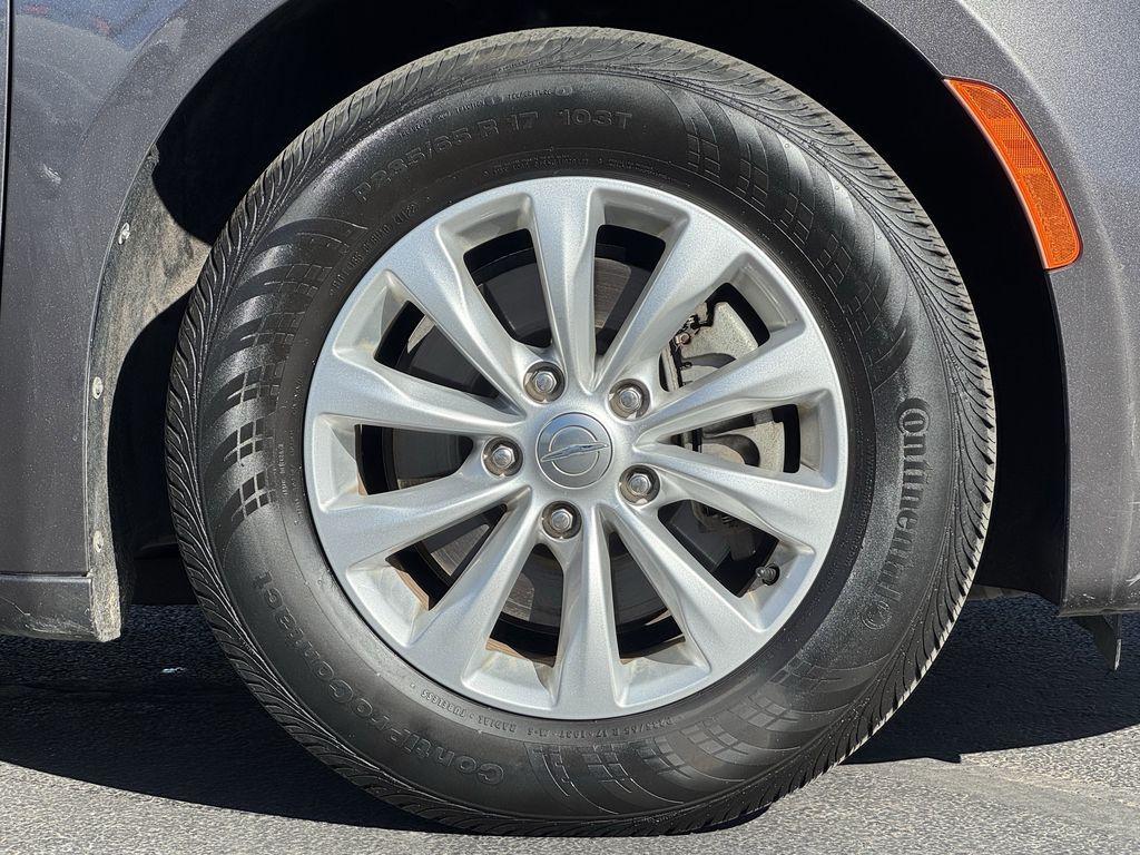 used 2018 Chrysler Pacifica car, priced at $10,984