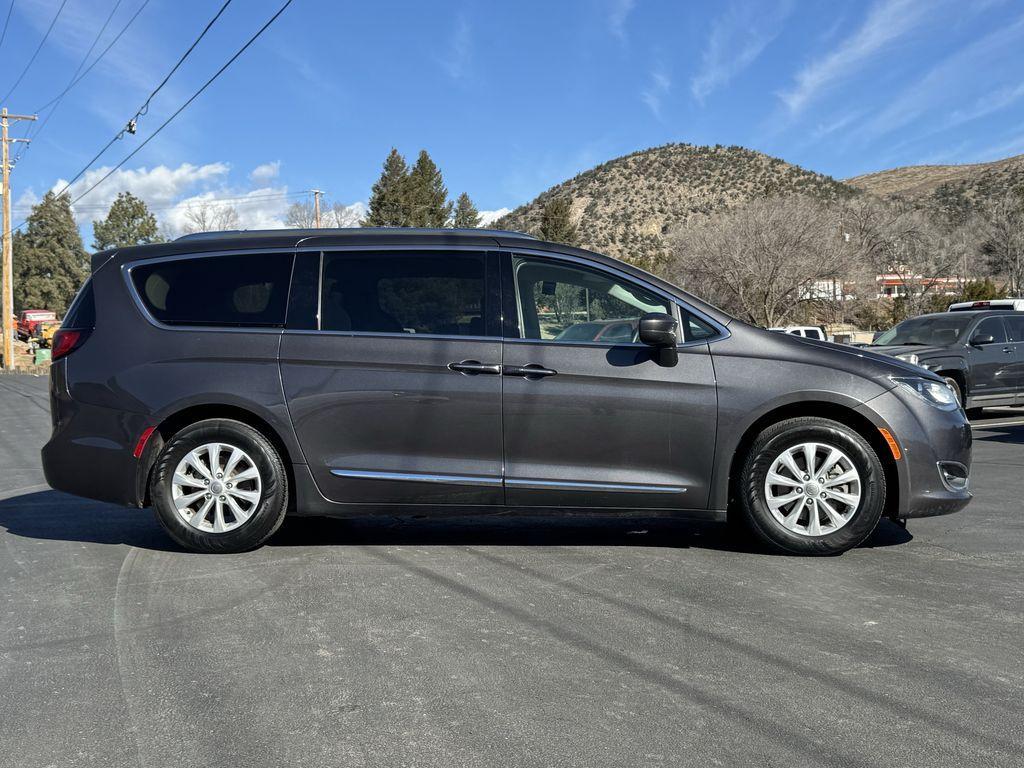 used 2018 Chrysler Pacifica car, priced at $10,984