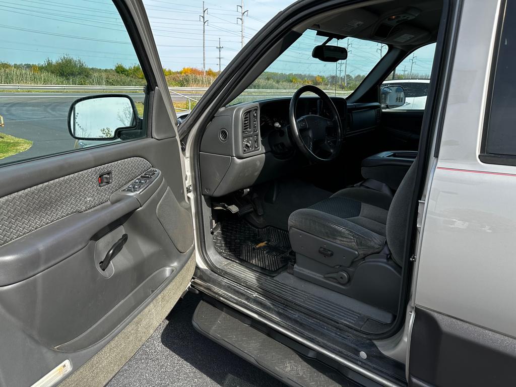 used 2004 Chevrolet Avalanche car, priced at $9,999