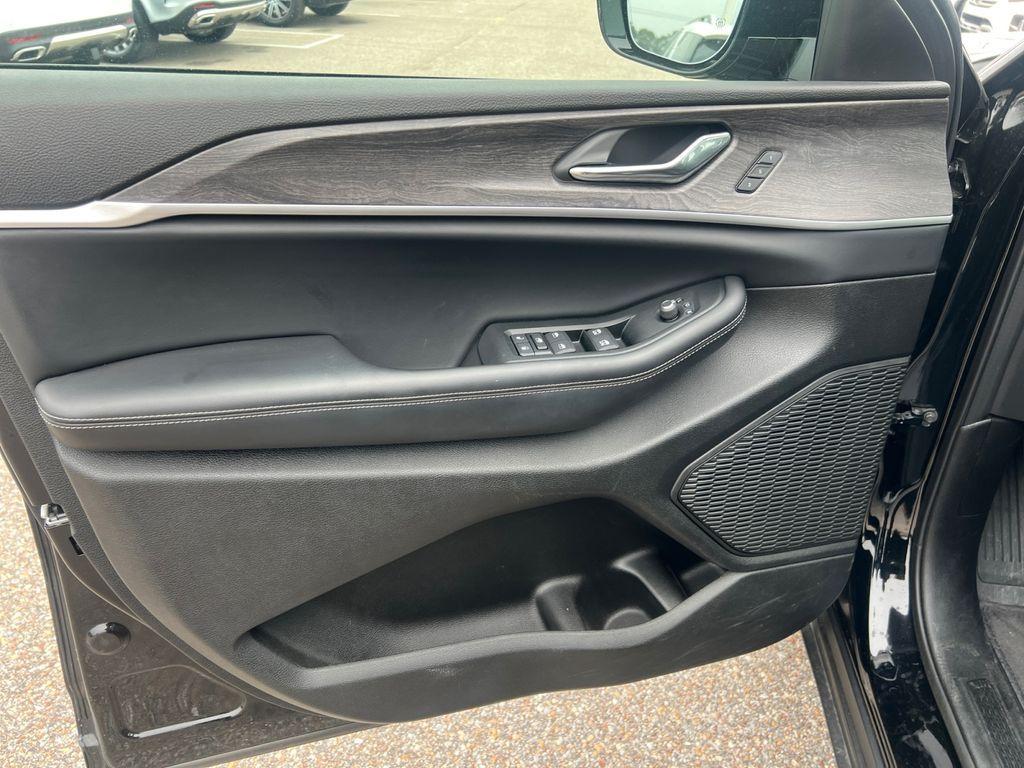 used 2025 Jeep Grand Cherokee L car, priced at $38,777