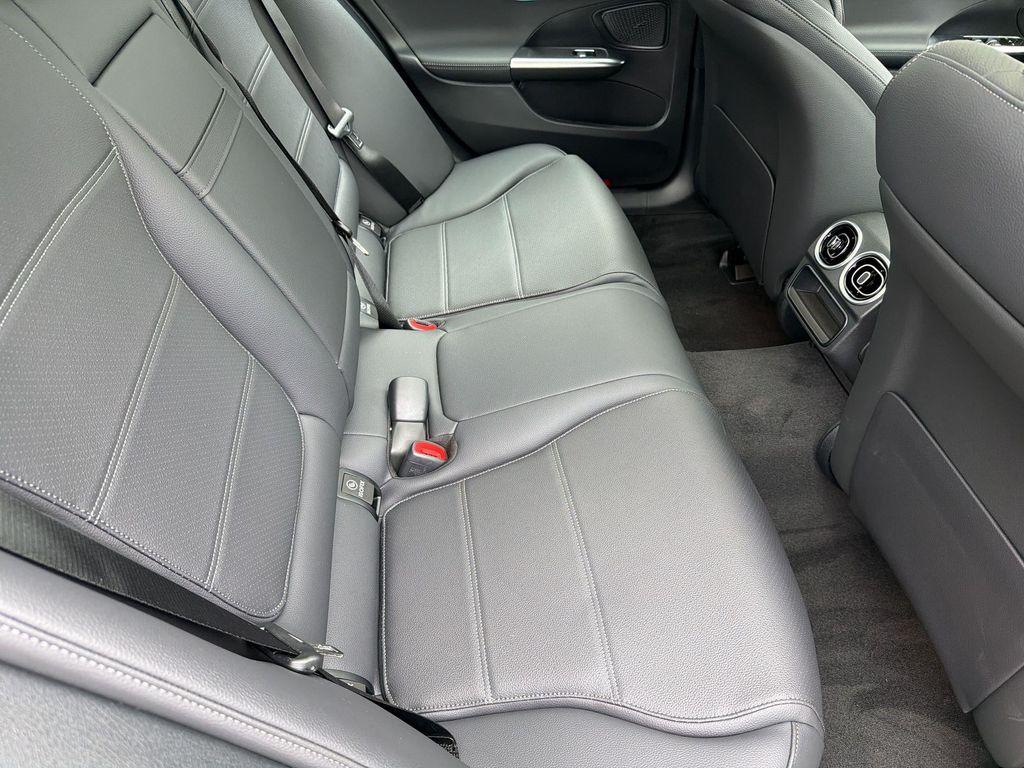 Mercedes-Benz C-Class view 29