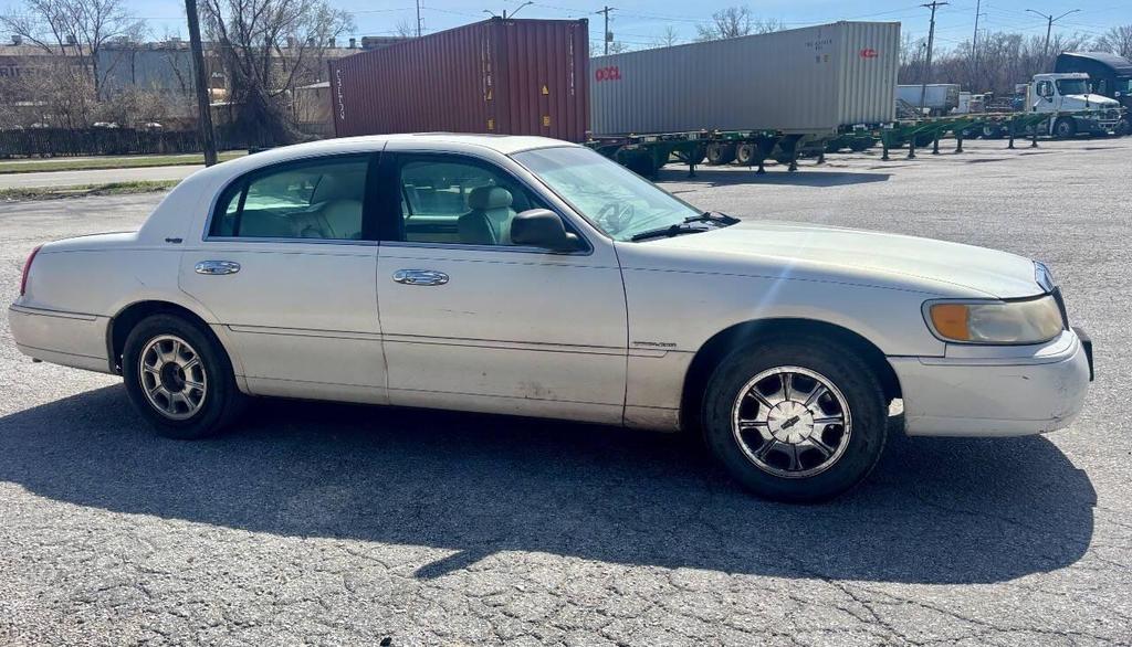 used 2000 Lincoln Town Car car, priced at $5,950
