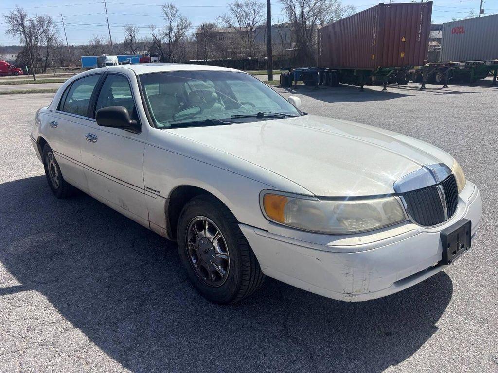 used 2000 Lincoln Town Car car, priced at $5,950