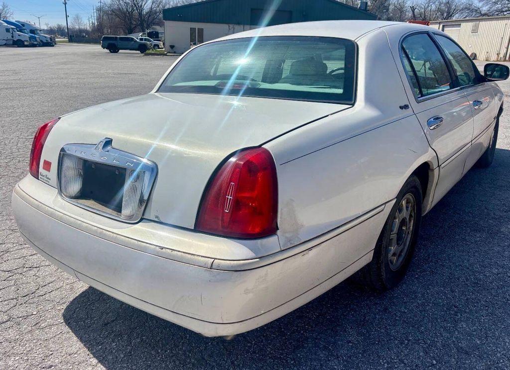 used 2000 Lincoln Town Car car, priced at $5,950