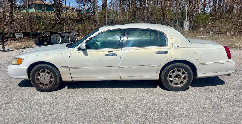 used 2000 Lincoln Town Car car, priced at $5,950