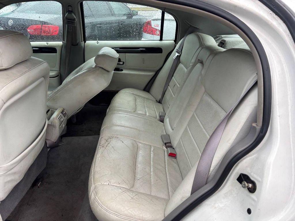 used 2000 Lincoln Town Car car, priced at $5,950