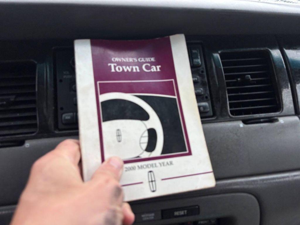 used 2000 Lincoln Town Car car, priced at $5,950