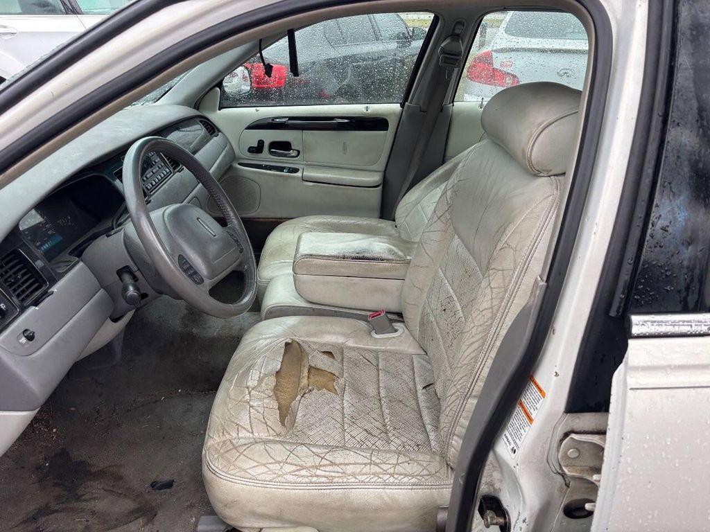 used 2000 Lincoln Town Car car, priced at $5,950