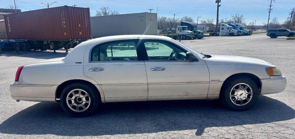 used 2000 Lincoln Town Car car, priced at $5,950