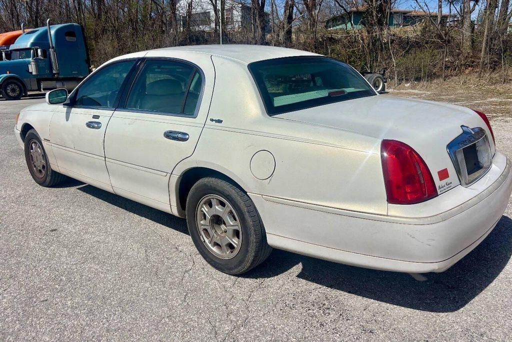 used 2000 Lincoln Town Car car, priced at $5,950