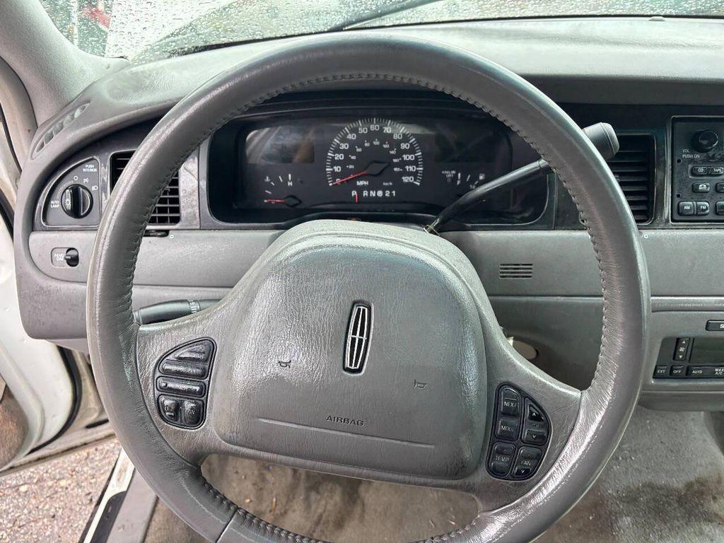 used 2000 Lincoln Town Car car, priced at $5,950