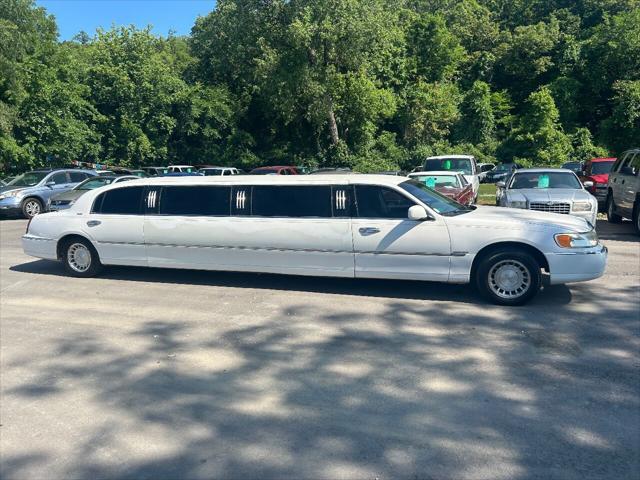 used 1999 Lincoln Town Car car, priced at $5,955