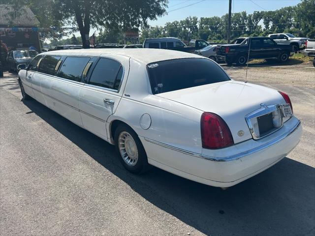 used 1999 Lincoln Town Car car, priced at $5,955