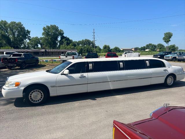 used 1999 Lincoln Town Car car, priced at $5,955