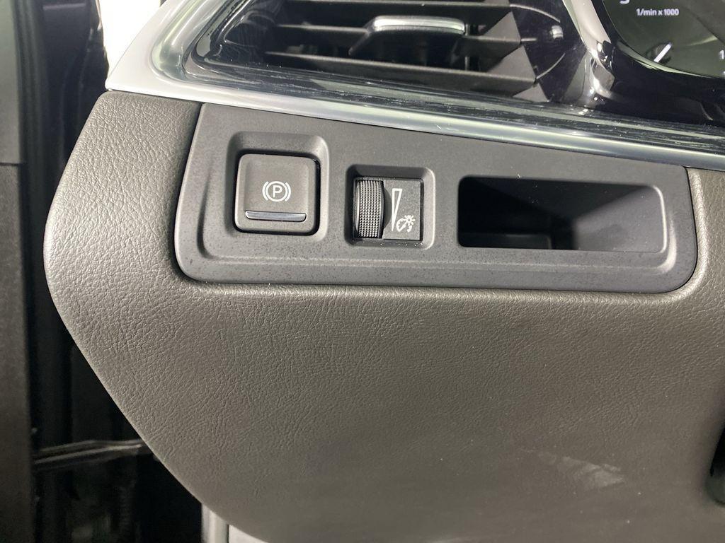 used 2025 Cadillac XT5 car, priced at $39,000