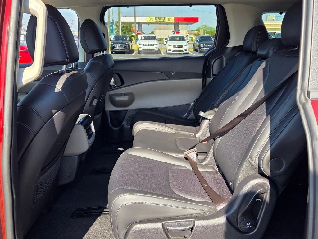 used 2025 Kia Carnival Hybrid car, priced at $35,260