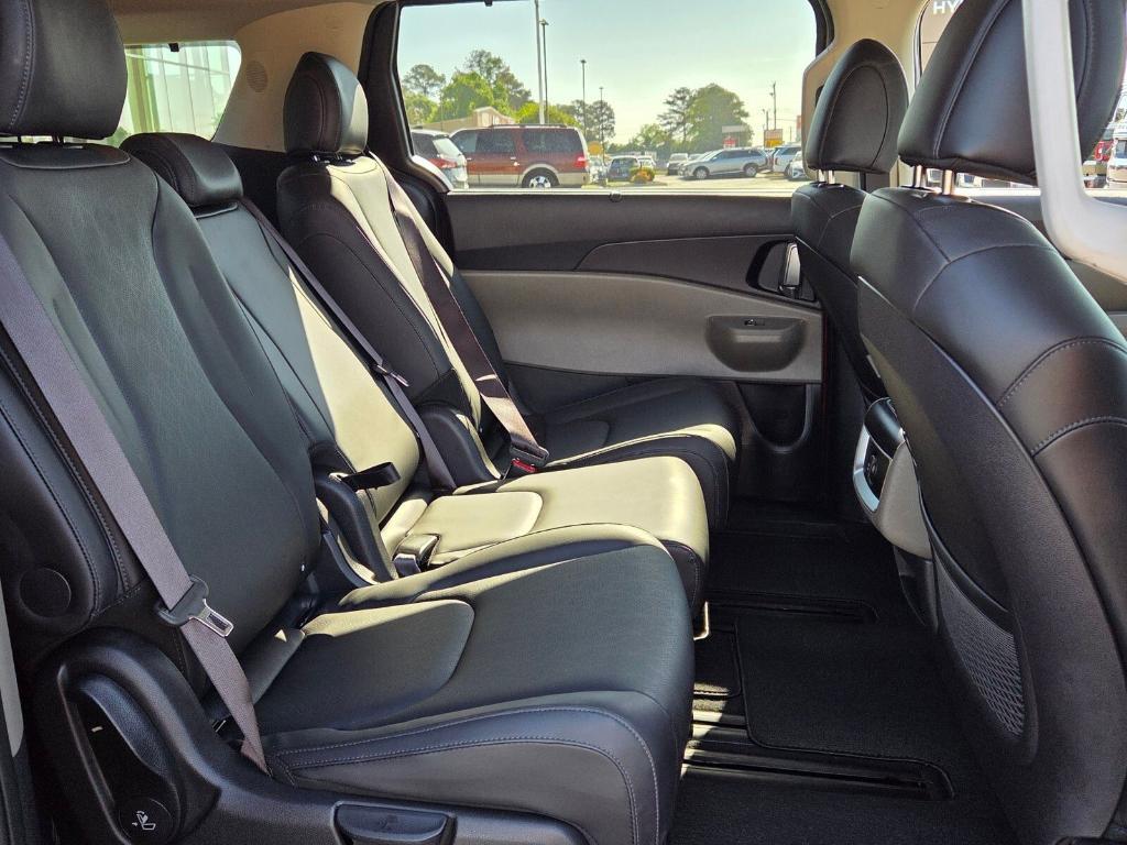 used 2025 Kia Carnival Hybrid car, priced at $35,260