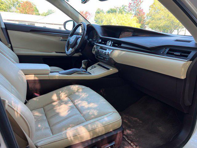 Lexus ES view 21