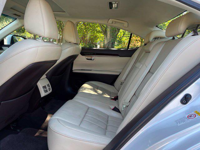 Lexus ES view 14