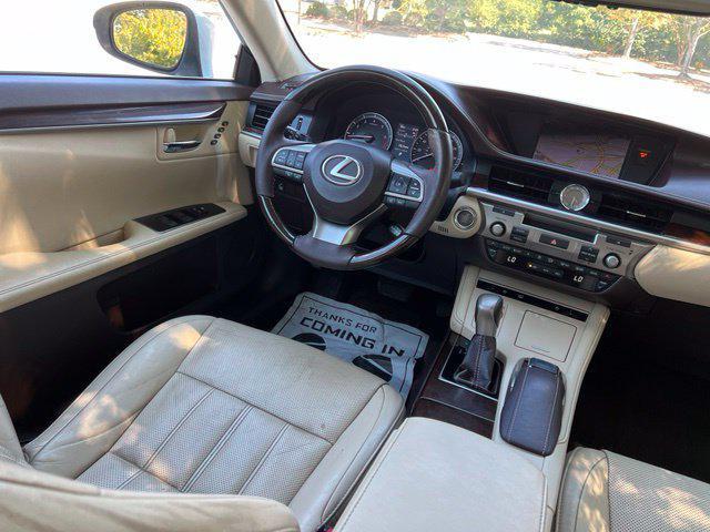 Lexus ES view 28