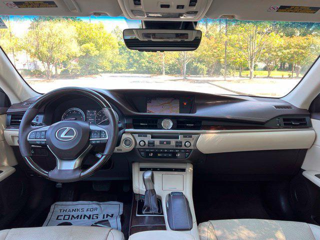 Lexus ES view 26