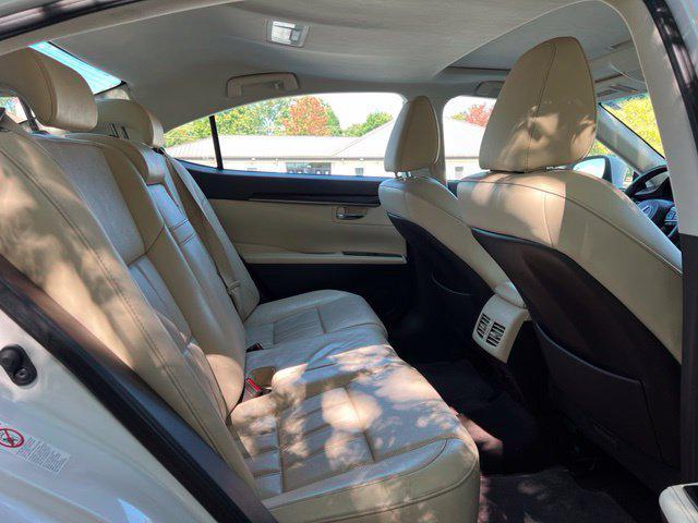 Lexus ES view 18