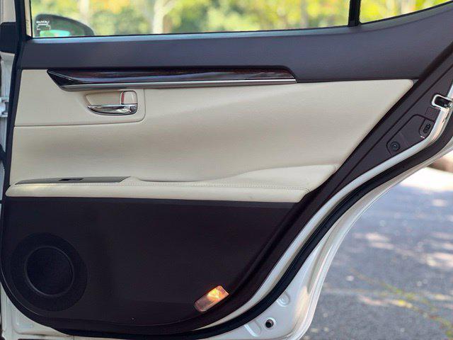 Lexus ES view 16