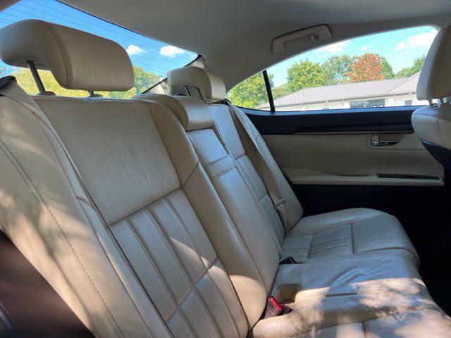 Lexus ES view 19
