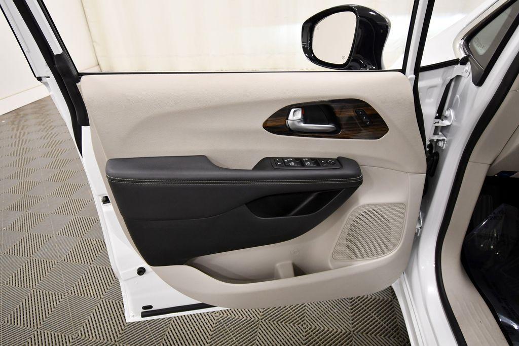 used 2024 Chrysler Pacifica car, priced at $34,565