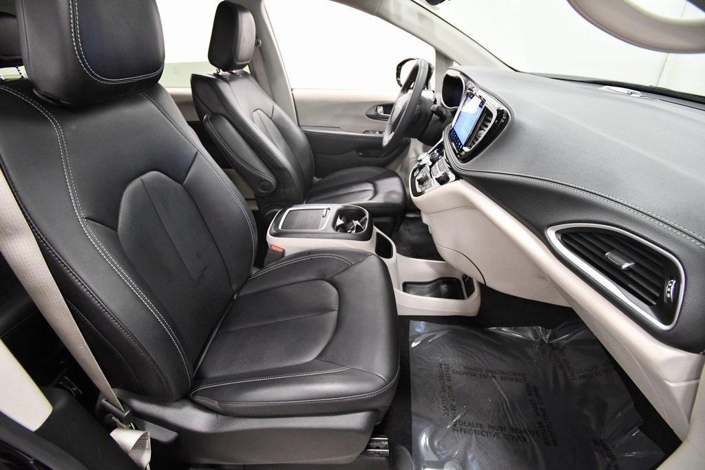 used 2024 Chrysler Pacifica Hybrid car, priced at $26,889