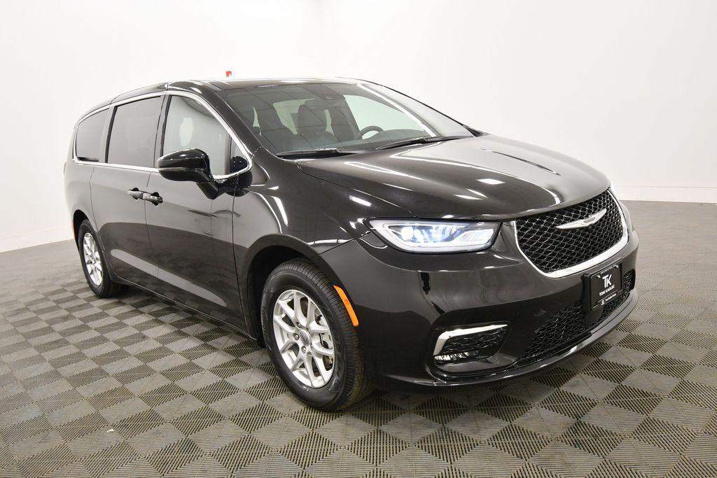 used 2025 Chrysler Pacifica car, priced at $31,871