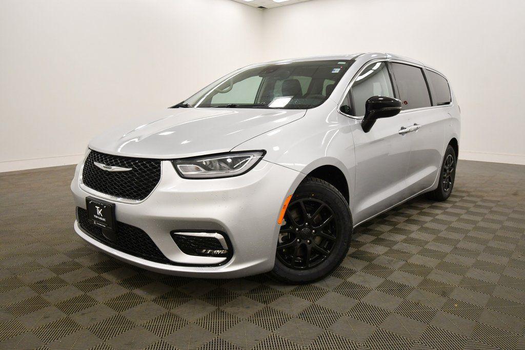 used 2024 Chrysler Pacifica car, priced at $27,499