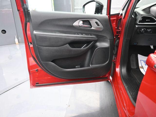 used 2025 Chrysler Pacifica car, priced at $30,982