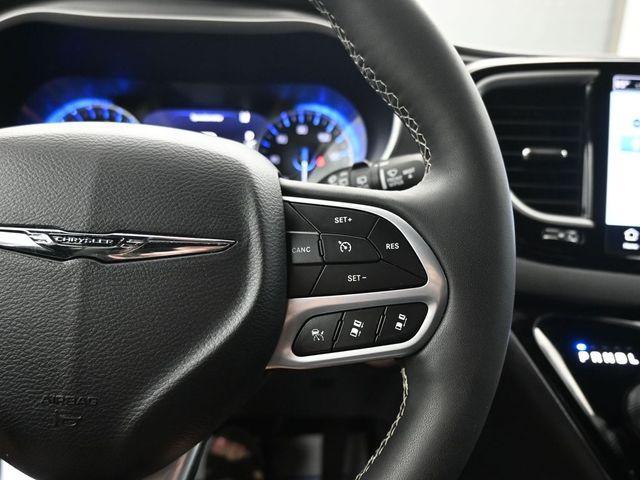 used 2025 Chrysler Pacifica car, priced at $30,982