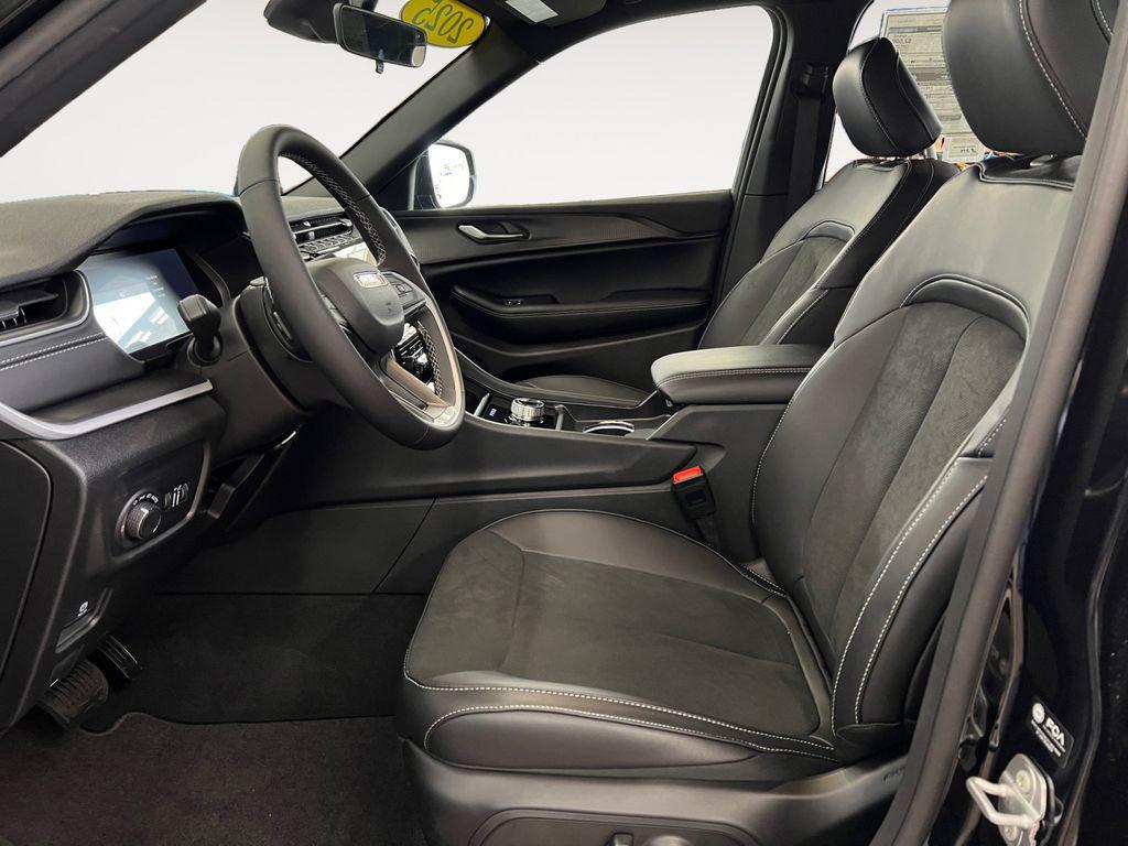 new 2025 Jeep Grand Cherokee car, priced at $44,987