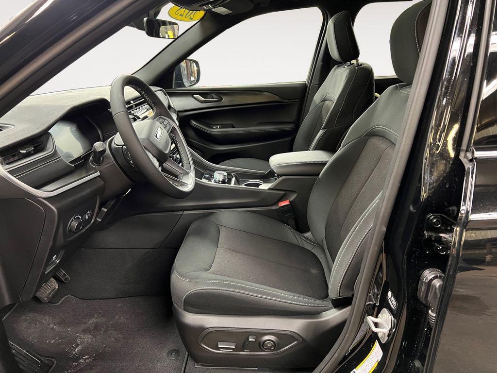 new 2025 Jeep Grand Cherokee car, priced at $39,170