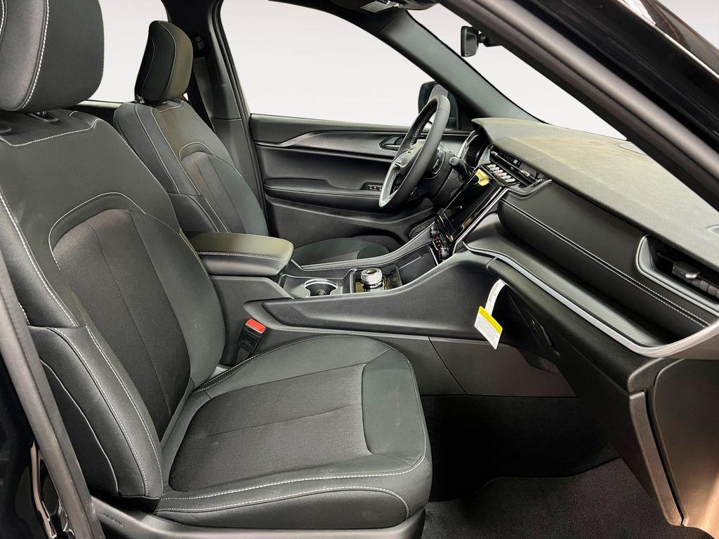 new 2025 Jeep Grand Cherokee car, priced at $39,170